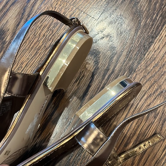 Audrey Brooke 8.5 Gold Sandals - Picture 3 of 3